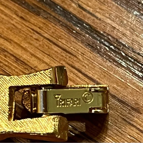 Gold bracelet with Aquamarine blue stone cluster by Crown Trifari. - Picture 3 of 3